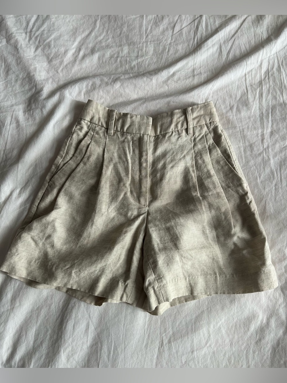Wilfred by Aritzia size 00 cream-colored linen shorts